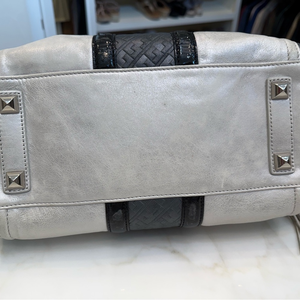 Elegant Oyster White and Gray Designer Handbag - Picture 7 of 12